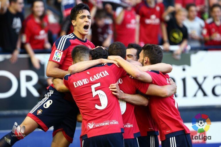 Merino, autor de 2 goles ante el Nastic, celebra con sus compañeros abrazados el tanto de Kodro en El Sadar