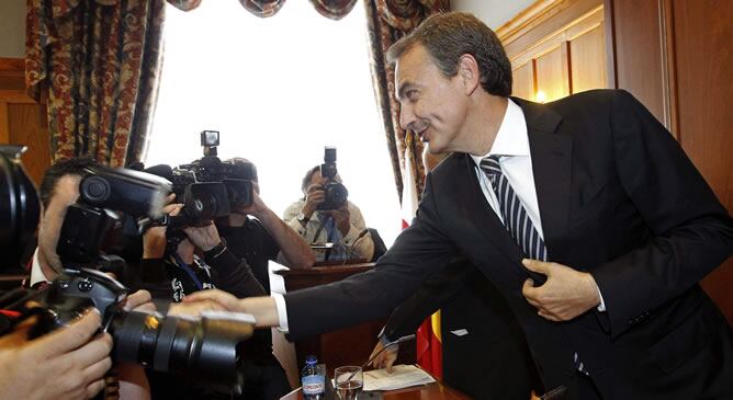 El expresidente del Gobierno, José Luis Rodríguez Zapatero, momentos antes de su intervención en el curso 'Crisis Institucional española, ¿ Amenaza u Oportunidad ?', que organiza la Universidad Internacional Menéndez Pelayo y la Cadena SER en el Palacio d