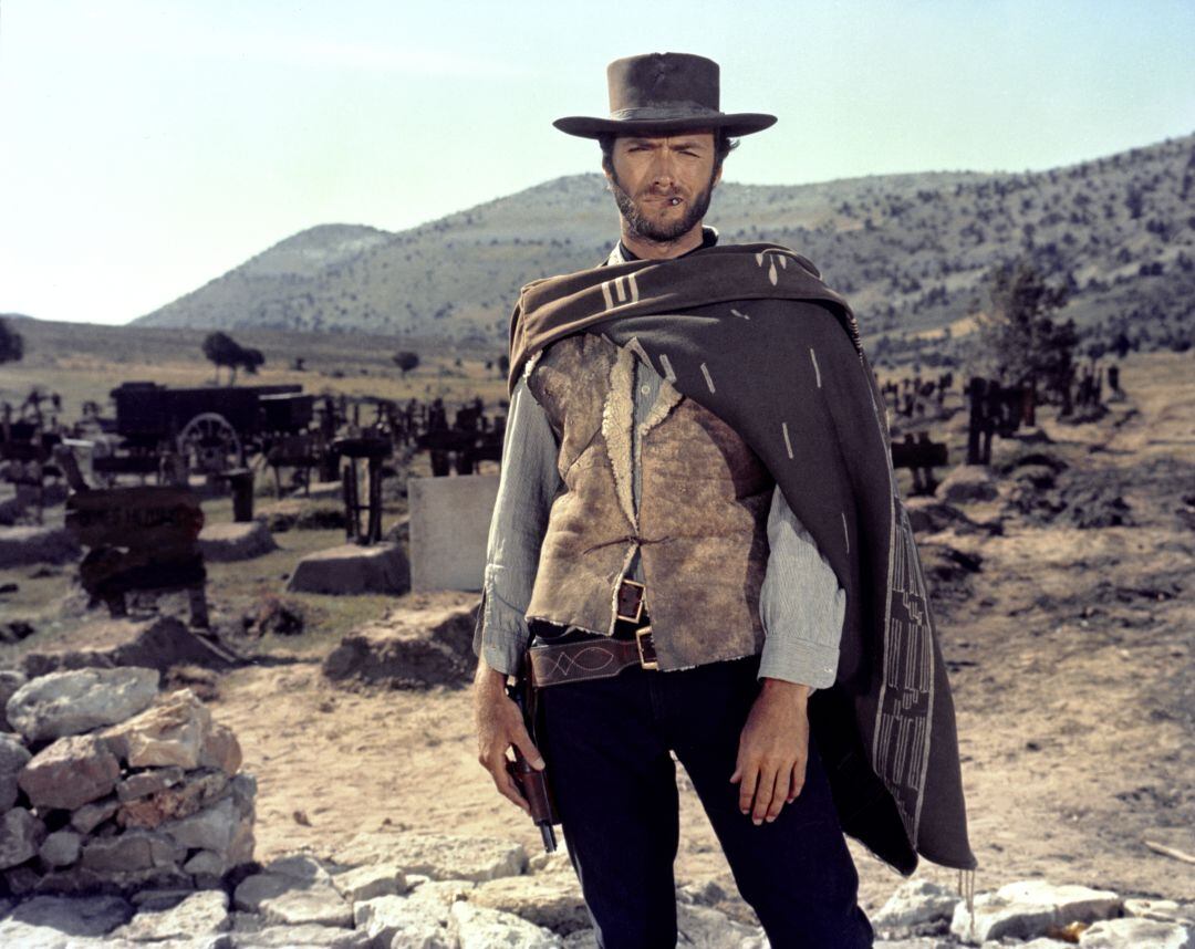 Clint Eastwood en un fotograma de &quot;El Bueno, el Feo y el Malo&quot;, amb el cementiri de Sad Hill al fons.