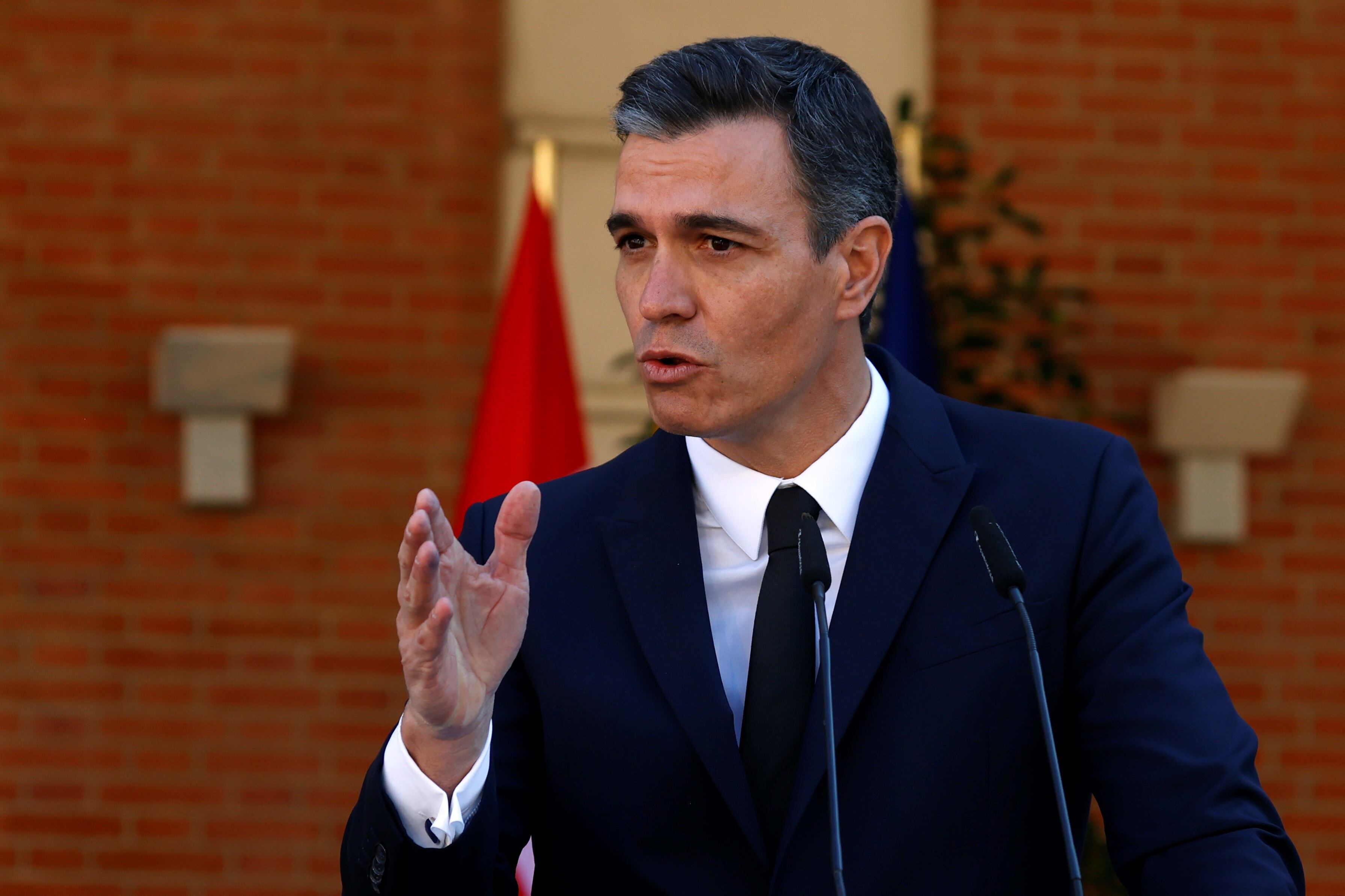 El presidente del Gobierno, Pedro Sánchez durante la rueda de prensa tras su encuentro con la primera ministra danesa, Mette Frederiksen (no en la imagen) en el Palacio de la Moncloa este lunes.