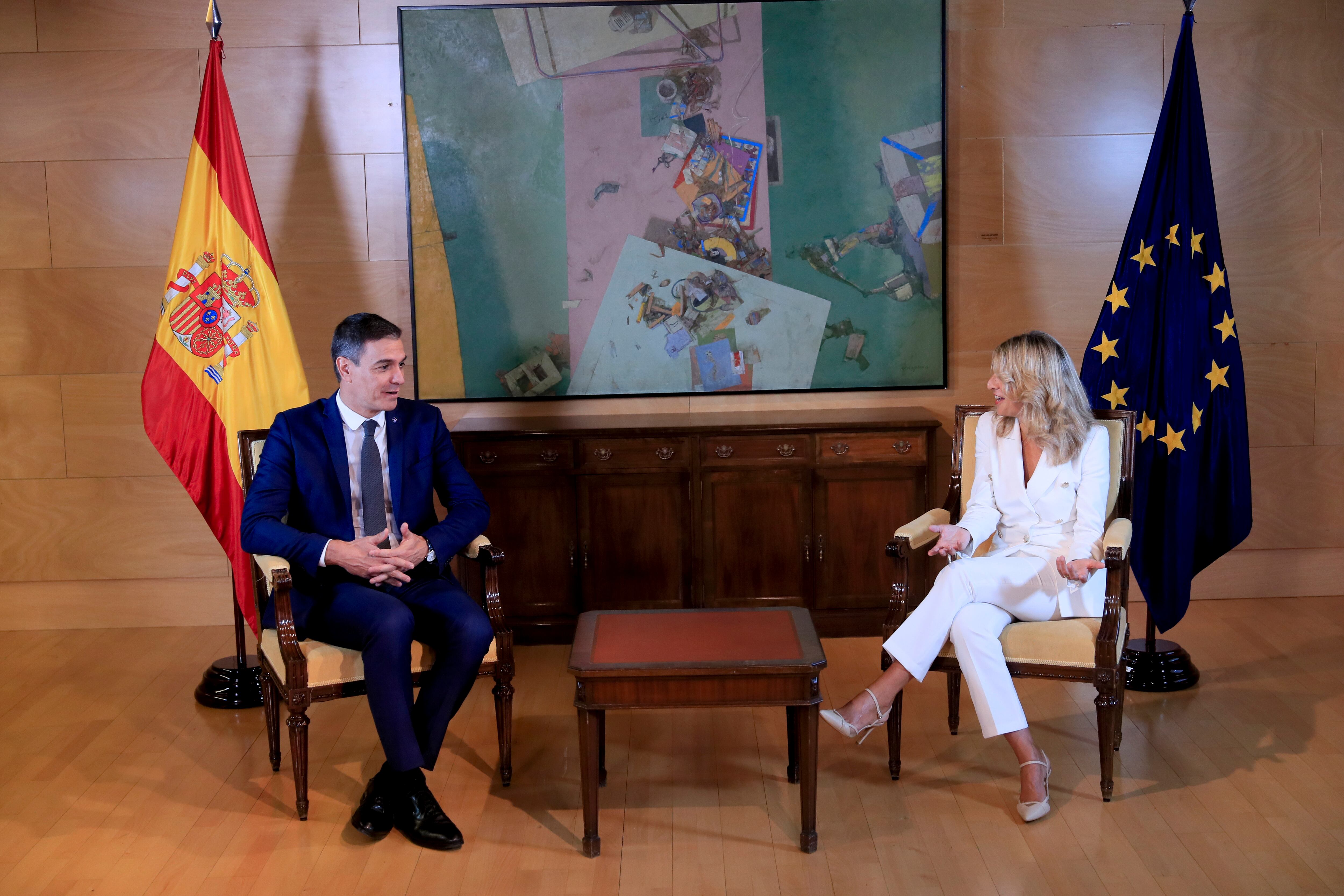 El presidente del Gobierno en funciones, Pedro Sánchez (i) durante su encuentro con la líder de Sumar, Yolanda Díaz (d) este miércoles en el Congreso durante su ronda de contactos para buscar apoyos a su investidura.