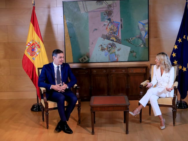 El presidente del Gobierno en funciones, Pedro Sánchez (i) durante su encuentro con la líder de Sumar, Yolanda Díaz (d) este miércoles en el Congreso durante su ronda de contactos para buscar apoyos a su investidura.