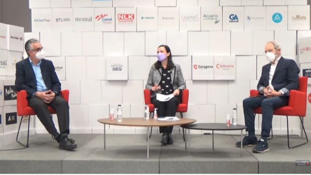 Mesa de debate, con Juan Carlos Bandrés, presidente de la Federación de Empresas de la Construcción de Zaragoza, Belinda López Mesa, de cátedra de Vivienda de la Universidad de Zaragoza, y Eduardo Aragüés, arquitecto y socio de IDOM