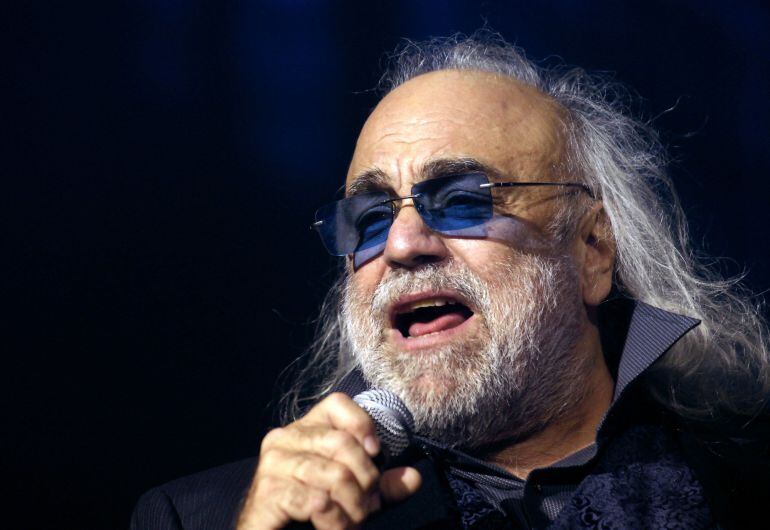 Una imagen de archivo tomada el 15 de diciembre de 2006 en París, del cantante griego Demis Roussos en la sala de música de Zenith.