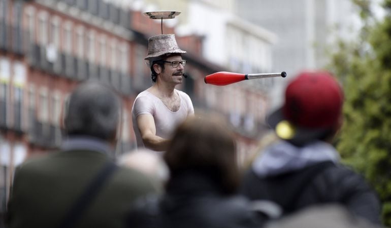 El artista Máximo Óptico durante el espectáculo &quot;Street Show&quot;. EFE Nacho Gallego.