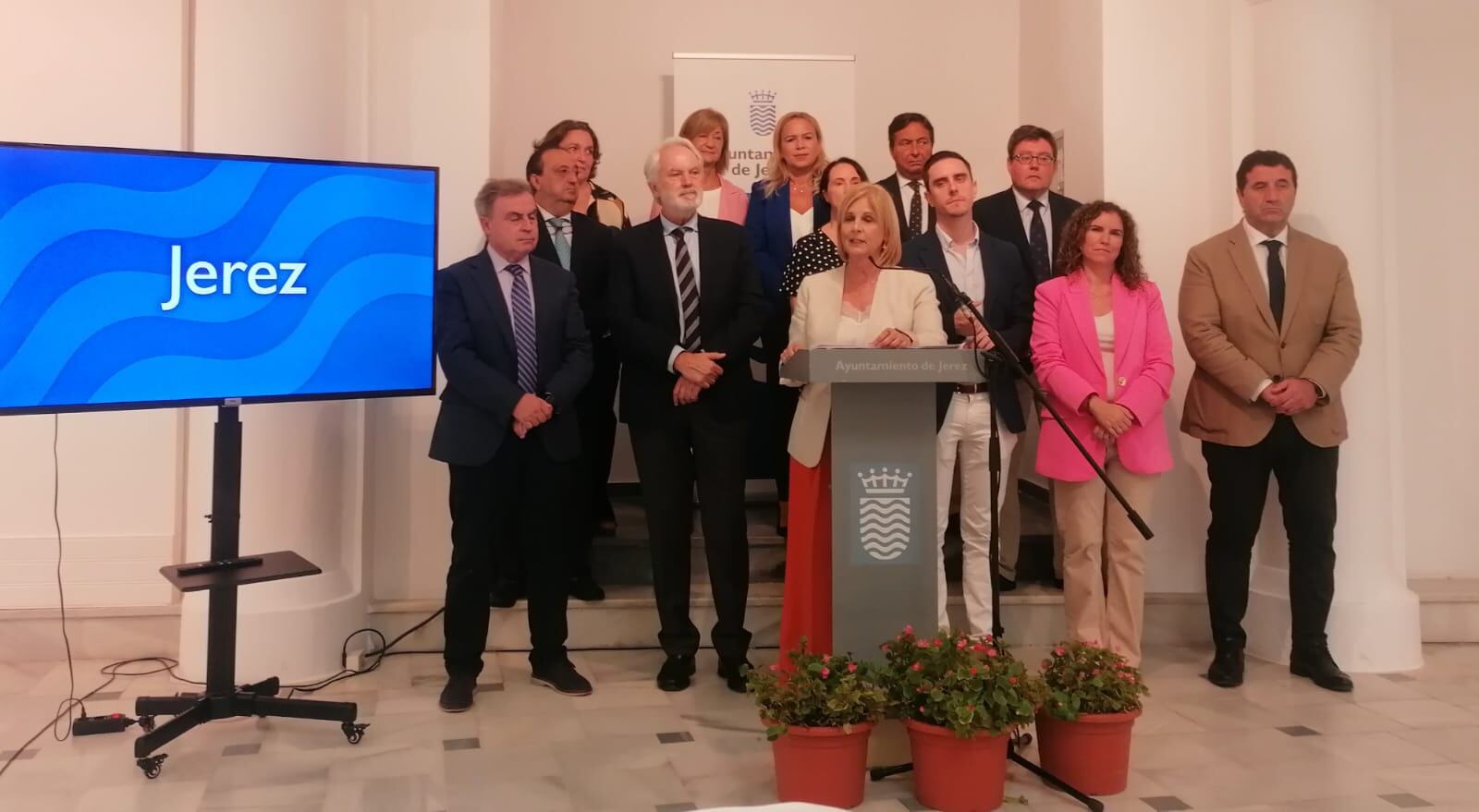 María José García Pelayo junto a su equipo de gobierno local