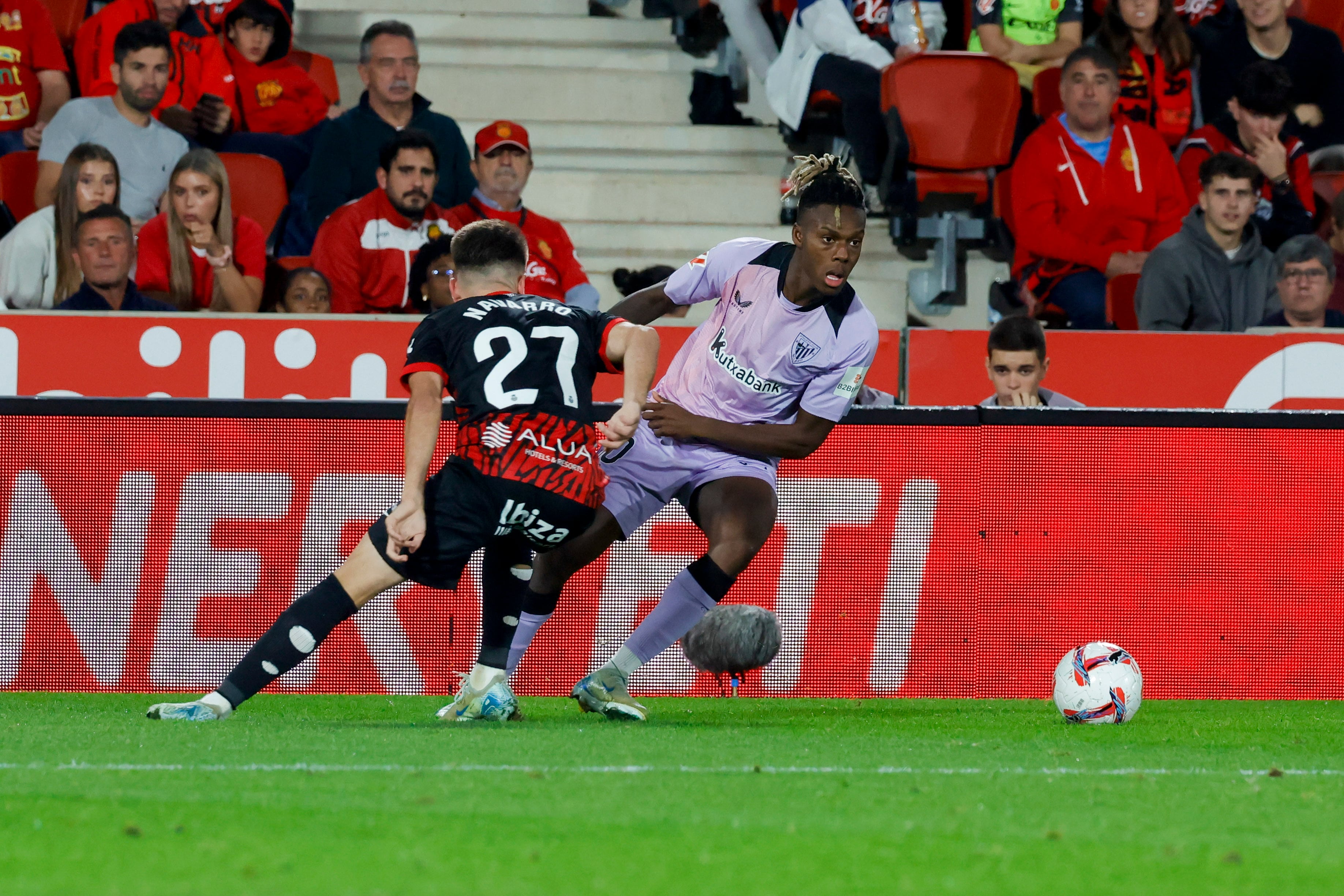 PALMA DE MALLORCA, 28/10/2024.- El centrocampista del Mallorca Robert Navarro (i) pelea un balón con el delantero del Athletic Nico Williams (d) durante el partido de Liga en Primera División que RCD Mallorca y Athletic Club disputan este lunes en el estadio de Son Moix. EFE/Cati Cladera
