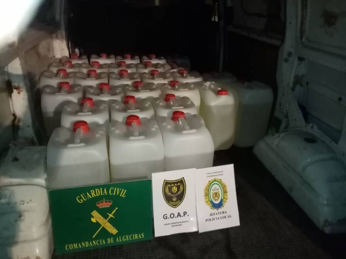 Detenido un menor en Palmones con una furgoneta con 700 litros de gasolina para narcolanchas