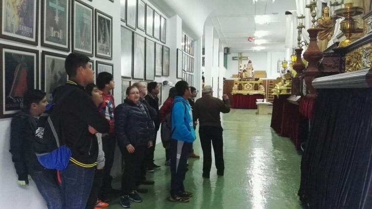 Un grupo de estudiantes en una visita guiada al actual Museo de la Semana Santa de Gandia.