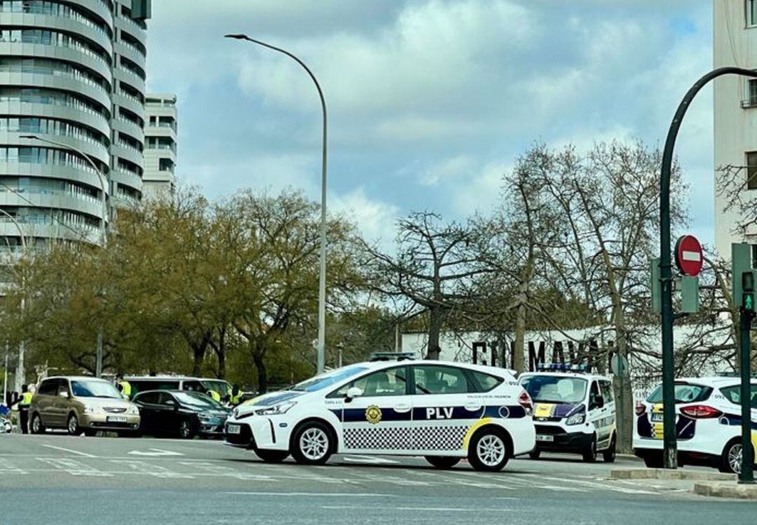 Control de la Policía Local de València en el límite municipal con la ciudad de Mislata. 