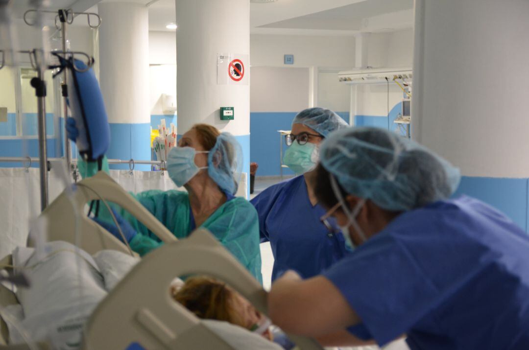 Personal facultativo atiende a un paciente en el HURS de Córdoba