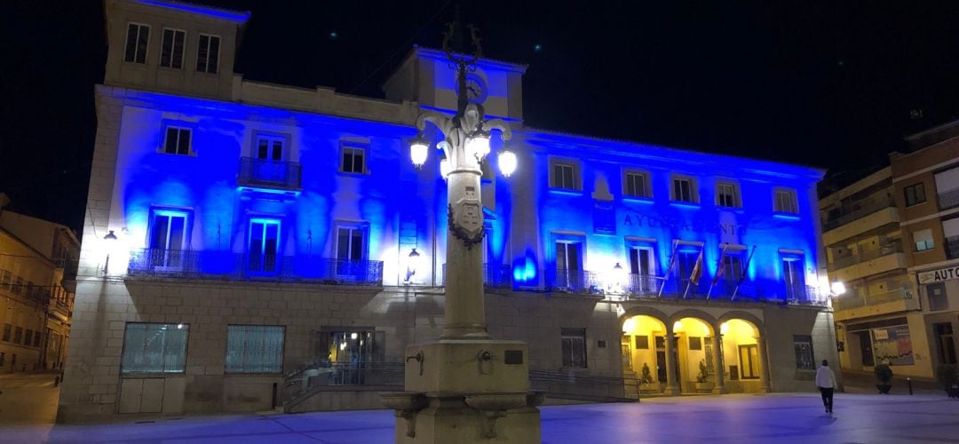 Fachada del Consistorio iluminada de azul por el autismo