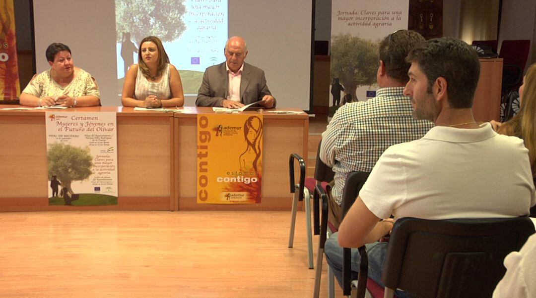 Presentacion de la jornada de ADEMUR con su presidenta María Inés Casado, la alcaldesa de Peal de Becerro, Ana D. Rubia y el delegado de agricultura Juan Balbín