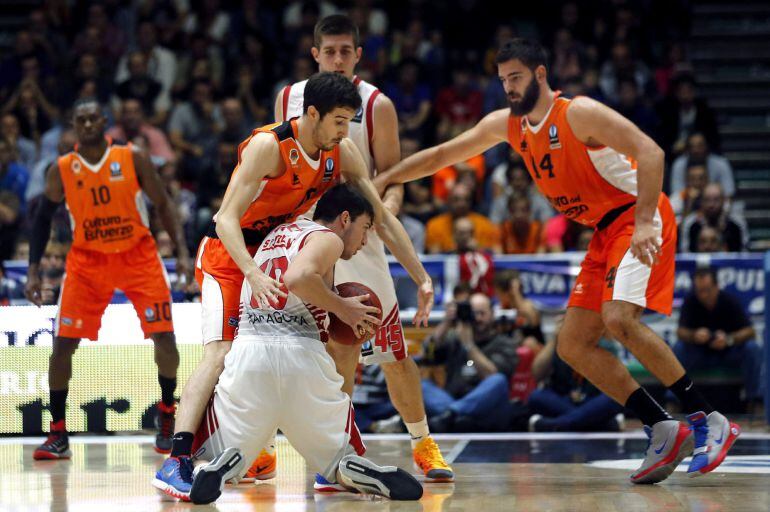 GRA407. VALENCIA. 20/10/2015.- El base del CAI Zaragoza, Sergi García (c), intenta controlar el balón entre Guillem Vives (i) y el montenegrino Bojan Dubljevic, del Valencia Basket, durante el partido de Eurocopa que se juega esta noche en el pabellón de la Fuente de San Luis, en Valencia. EFE/ Juan Carlos Cárdenas