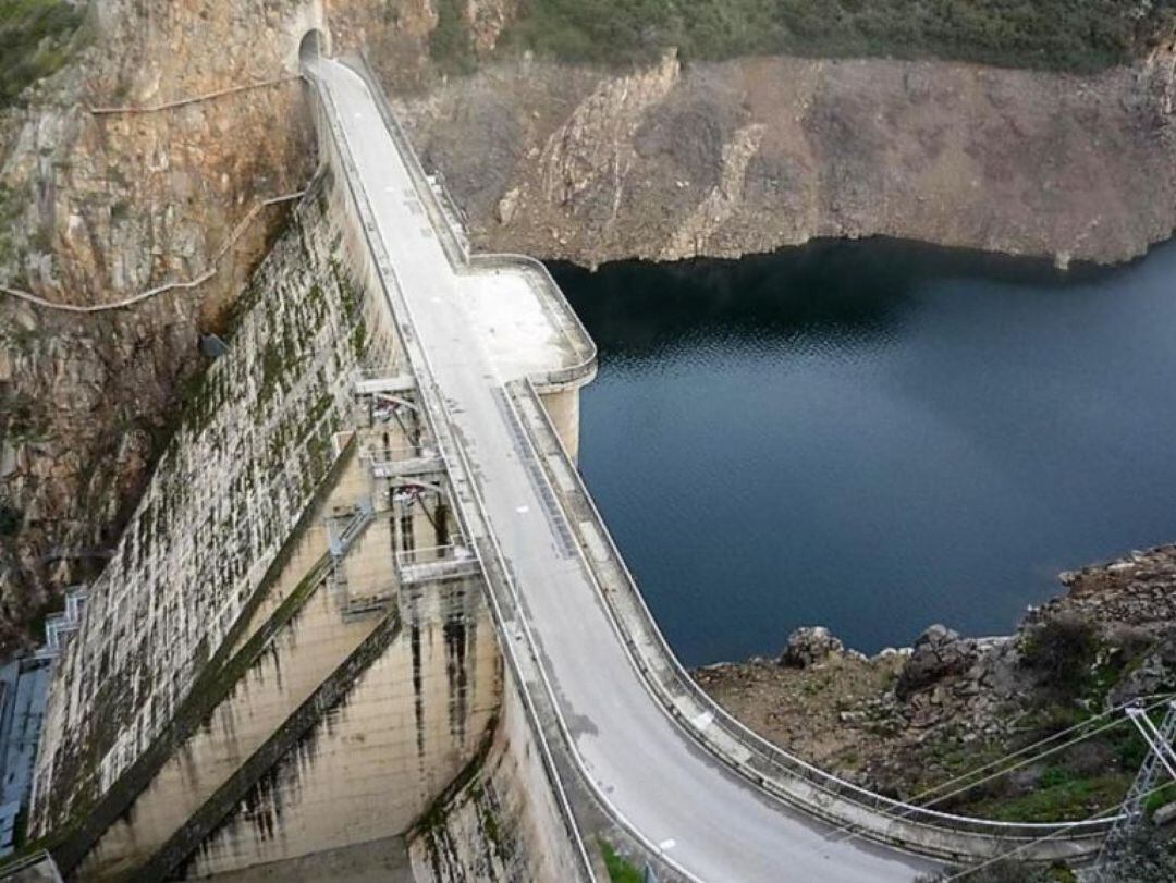 Presa del embalse de Bárcena