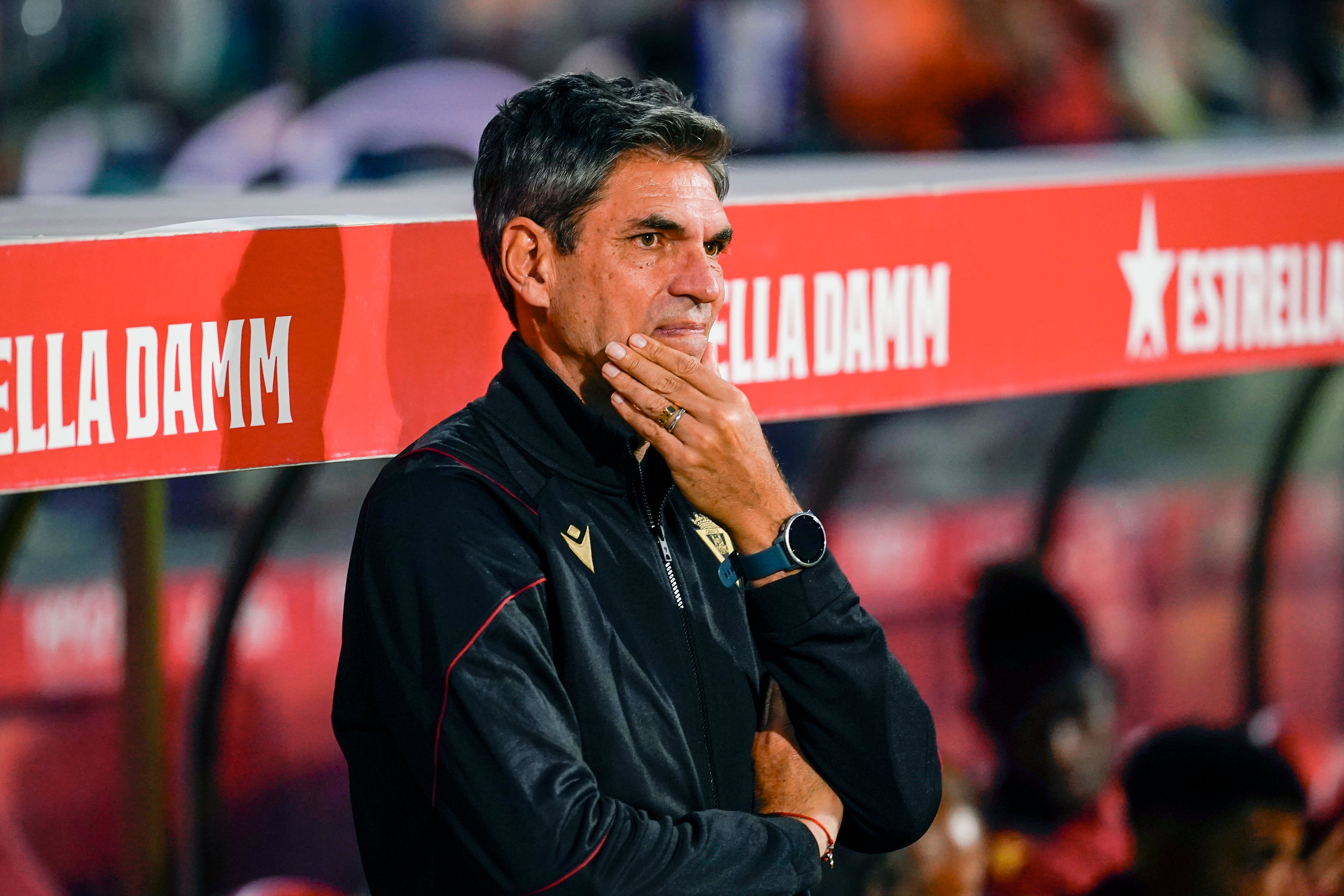 GIRONA (CATALUÑA), 20/04/2024.- El entrenador argentino del Cádiz, Mauricio Pellegrino, durante el partido de la jornada 32 de LaLiga EA Sports entre el Girona y el Cádiz, este sábado en el estadio Montilivi de la ciudad catalana. EFE/ David Borrat
