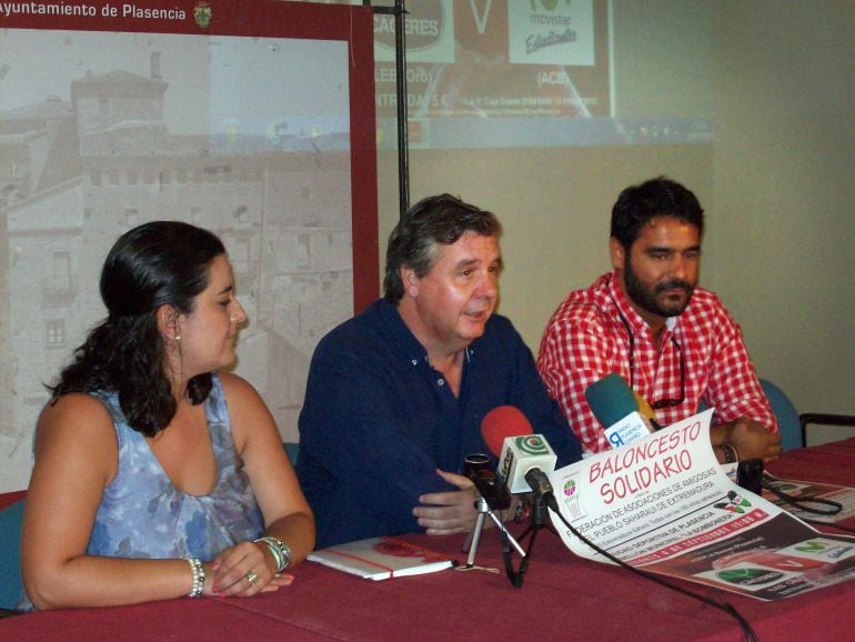 Juan Antonio Álvarez explica el partido solidario conmiembros de Adepla.