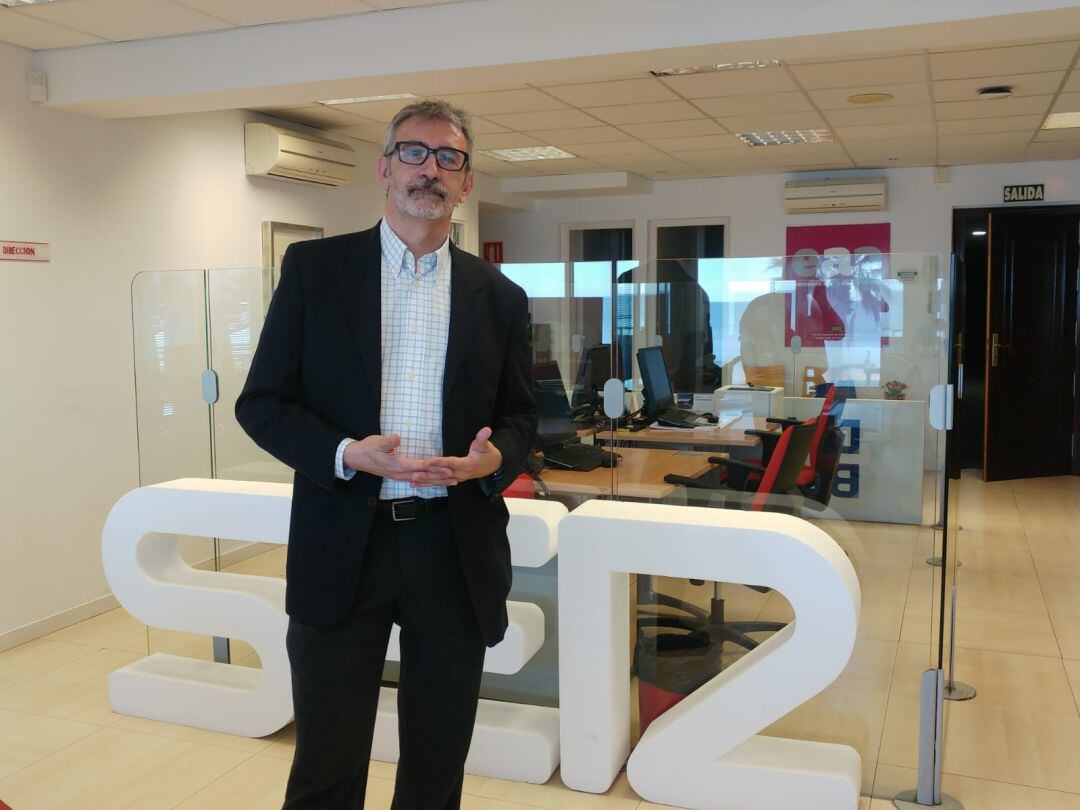 Francisco Piniella, candidato a rector de la UCA, en los estudios de Radio Cádiz