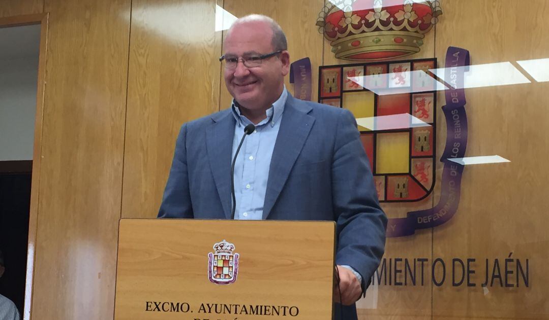 El alcalde de Jaén, Javier Márquez, instantes antes de comenzar una extensa rueda de prensa en el Ayuntamiento