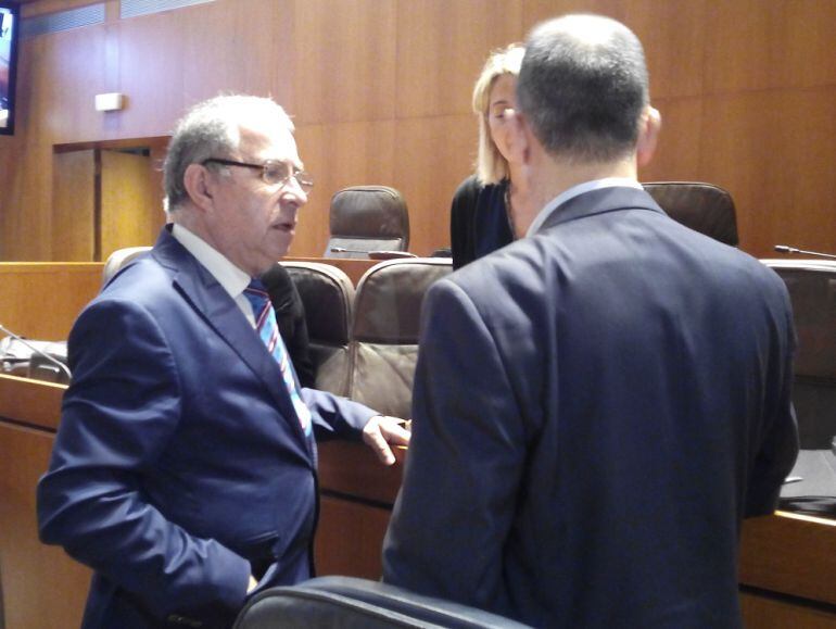 El consejero de Hacienda, Fernando Gimeno, antes del inicio de la sesión en las Cortes de Aragón