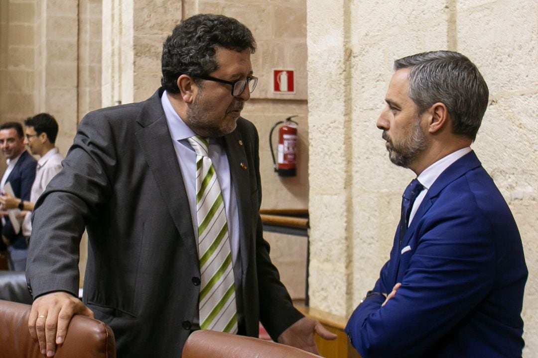 El presidente del grupo parlamentario de VOX en Andalucía, Francisco Serrano (i) y el consejero de Hacienda, Juan Bravo (d), en la primera jornada del Pleno del Parlamento andaluz.