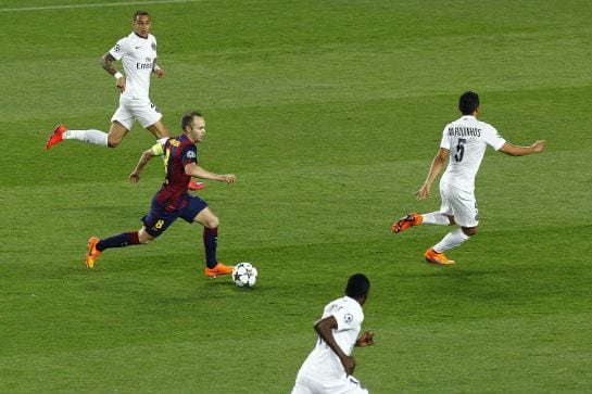 Iniesta conduce la pelota en el partido ante el PSG del Camp Nou.