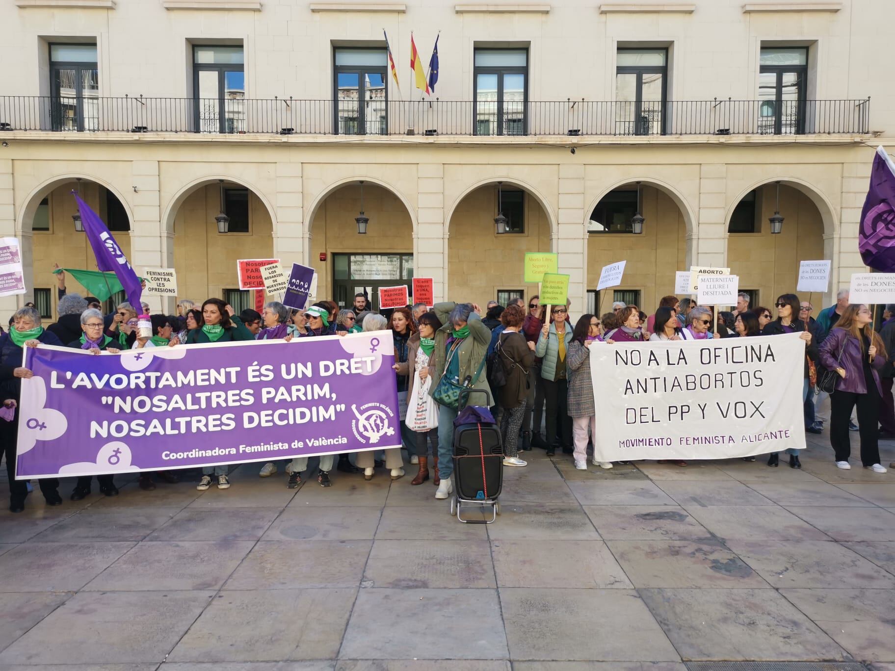 Concentración en la Plaza del Ayuntamiento de Alicante contra la oficina antiaborto. Foto: Daniel Rodríguez