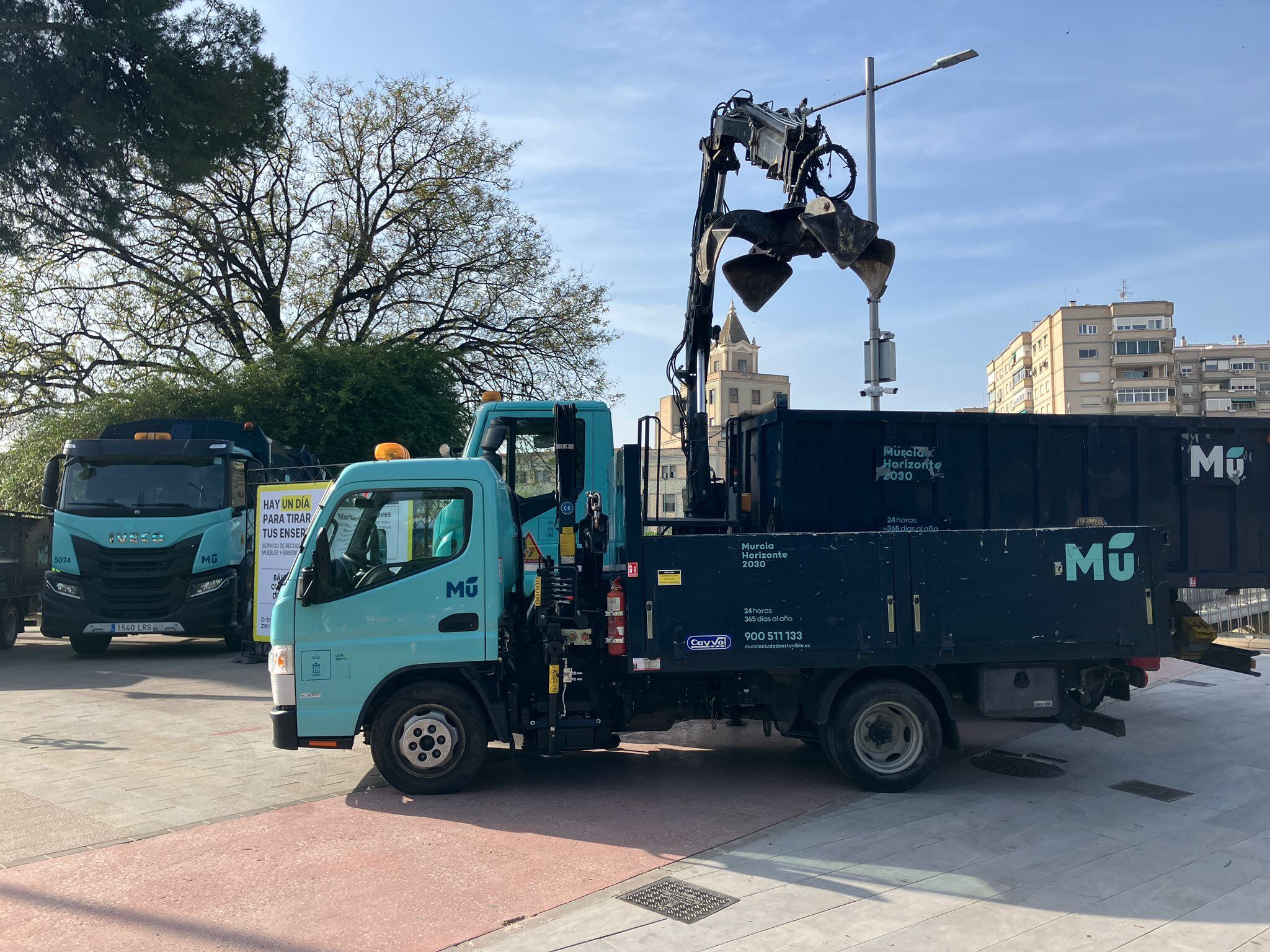 Un camión pluma del servicio de recogida de enseres del Ayuntamiento de Murcia
