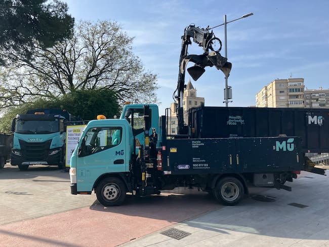 Un camión pluma del servicio de recogida de enseres del Ayuntamiento de Murcia