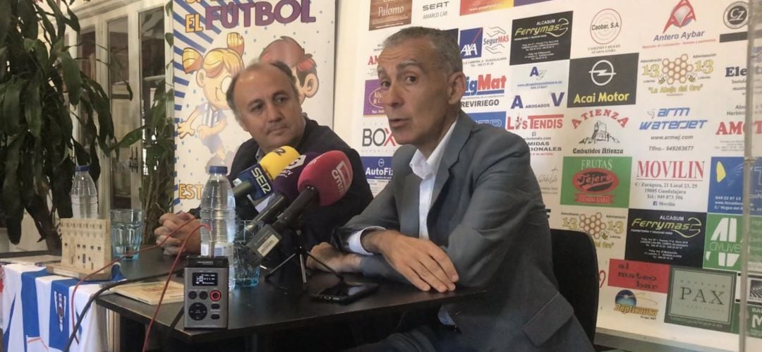 Carlos Terrazas durante su presentación oficial con el Hogar Alcarreño