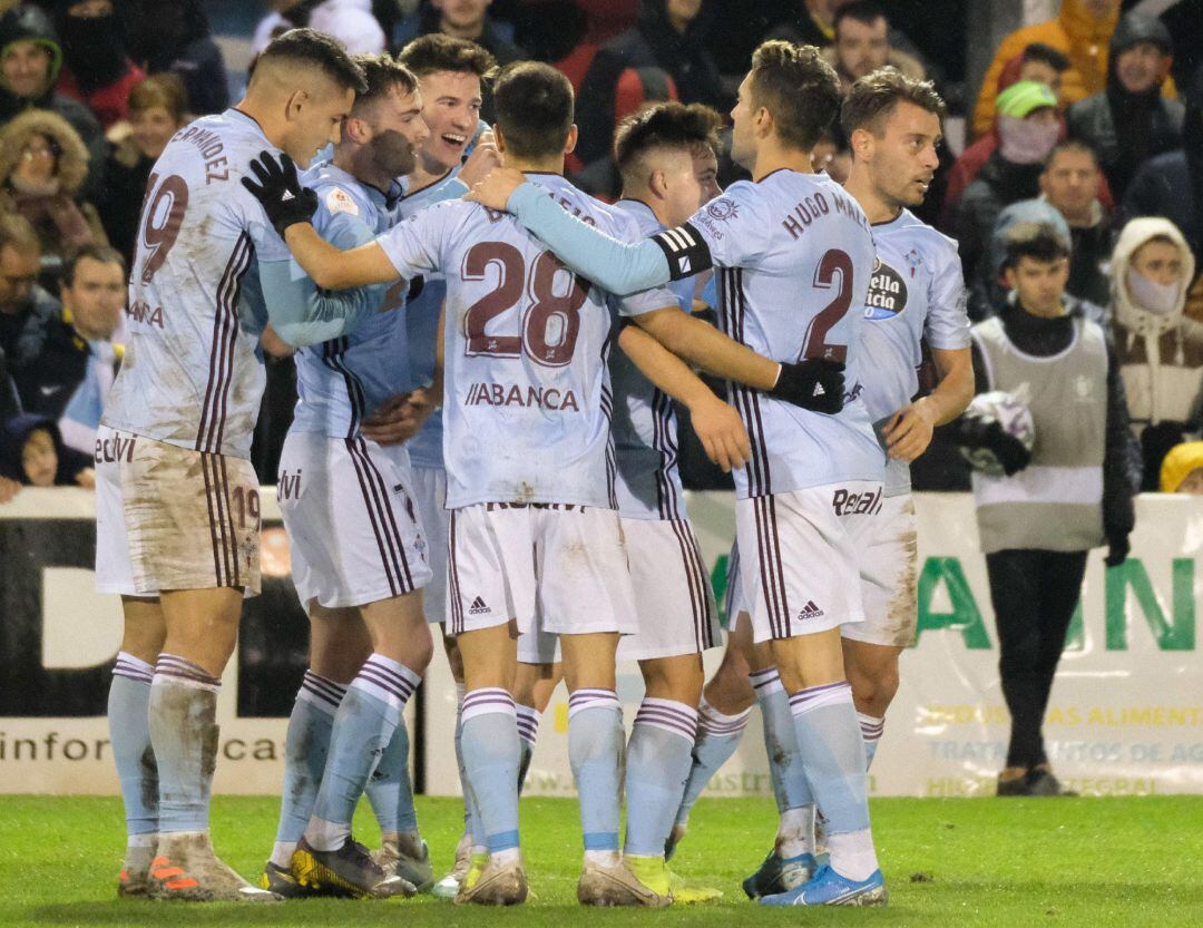 Los jugadores del Celta celebran uno de los holes ante La Peña Azagresa