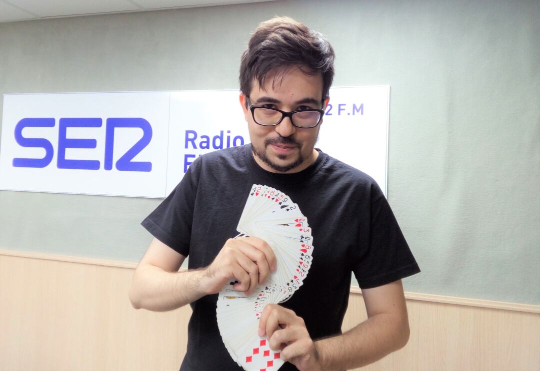 Miguel Herrero, director del Festival de Cine de Sax, en el estudio de Radio Elda al finalizar un número de magia.