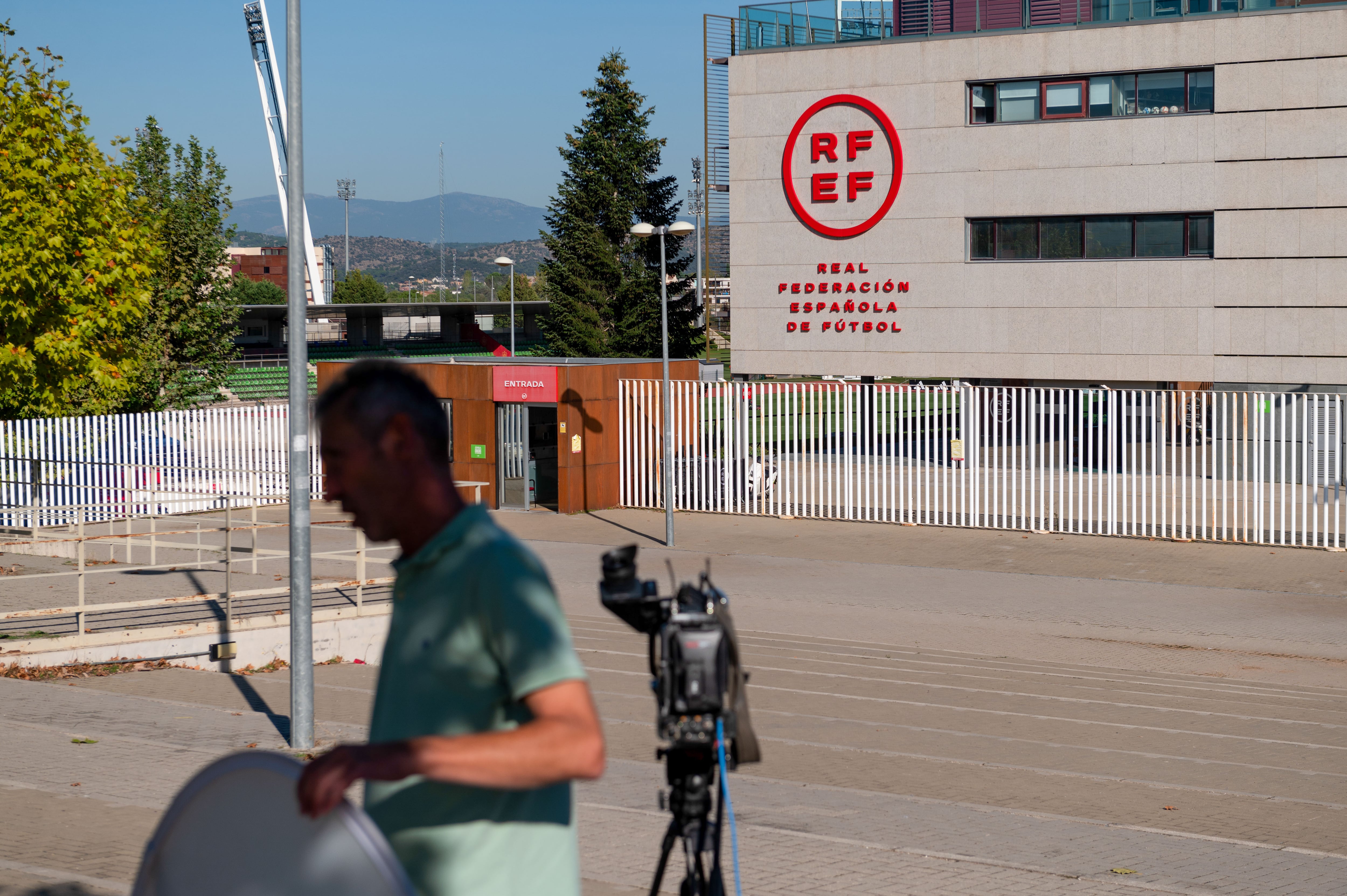 Vista de la sede de la Real Federación Española de Fútbol (RFEF) mientras la Guardia Civil registra las oficinas del Comité Técnico de Árbitros de la institución, para recabar documentación relacionada con la investigación judicial abierta sobre el caso Negreira, este jueves en la localidad madrileña de Las Rozas. EFE/ Fernando Villar