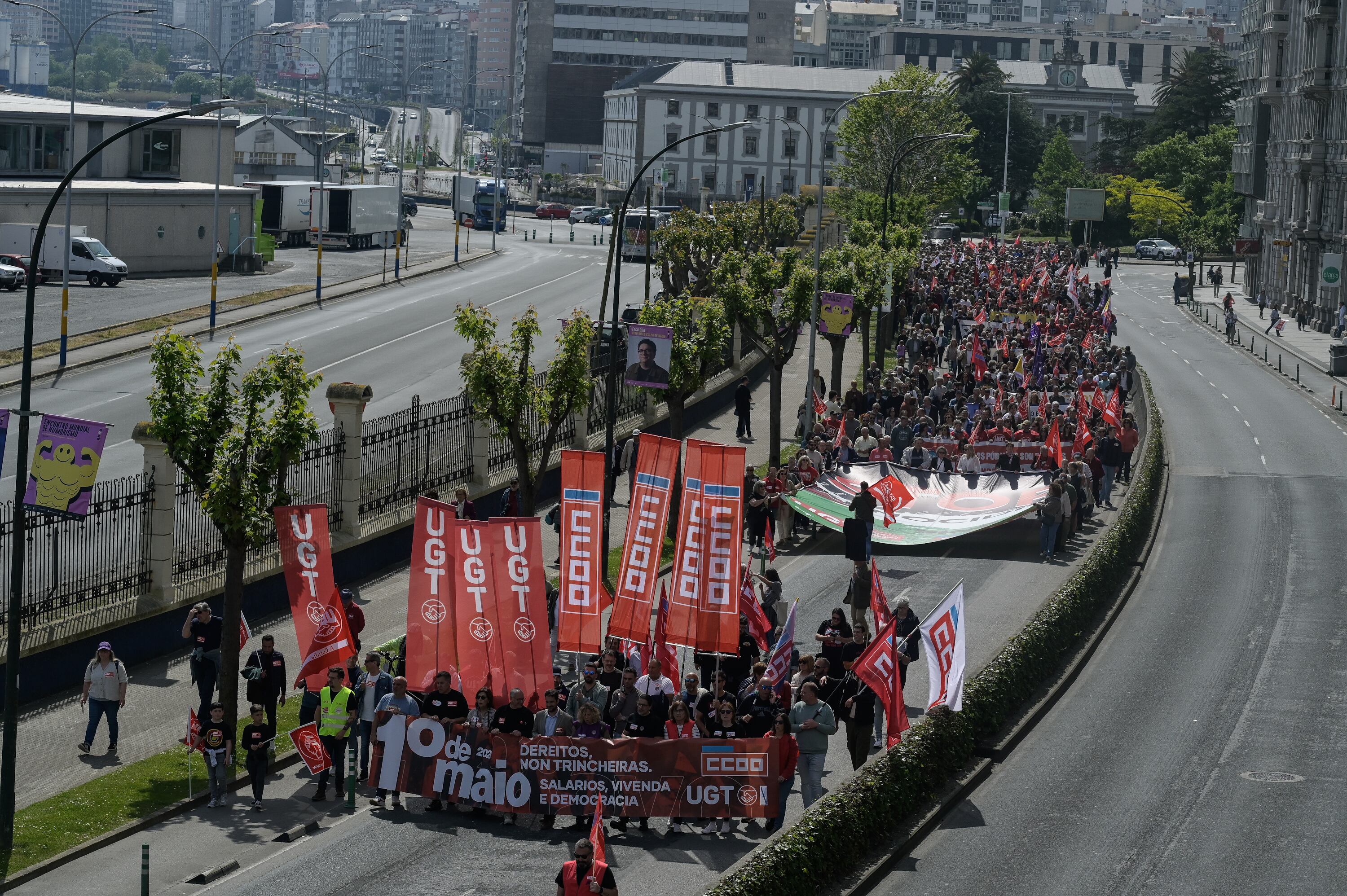 A CORUÑA, 01/05/2026.- Manifestación convocada por los sindicatos CCOO, UGT en A Coruña, en el Día Internacional del Trabajo, para reclamar mejores salarios, servicios públicos, una vivienda digna y asequible, y la paz en el mundo.EFE/ Moncho Fuentes