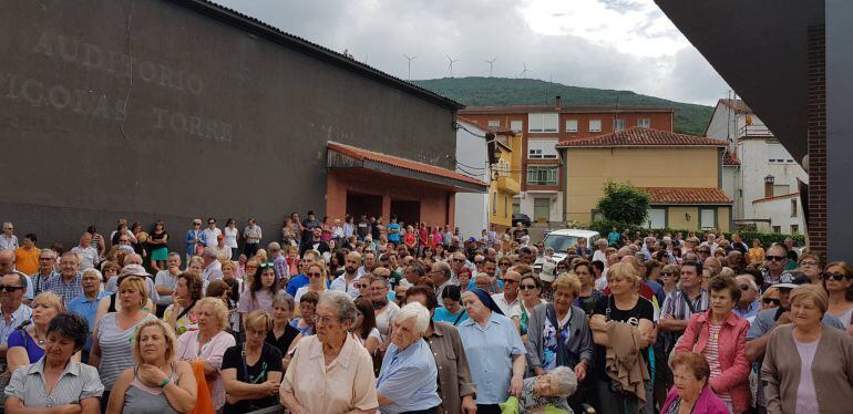 Vecinos se concentran en el centro de salud de Barruelo para que restauren las guardias médicas