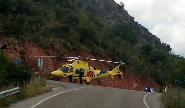 Helicóptero del 061 a pocos metros del lugar del accidente. 