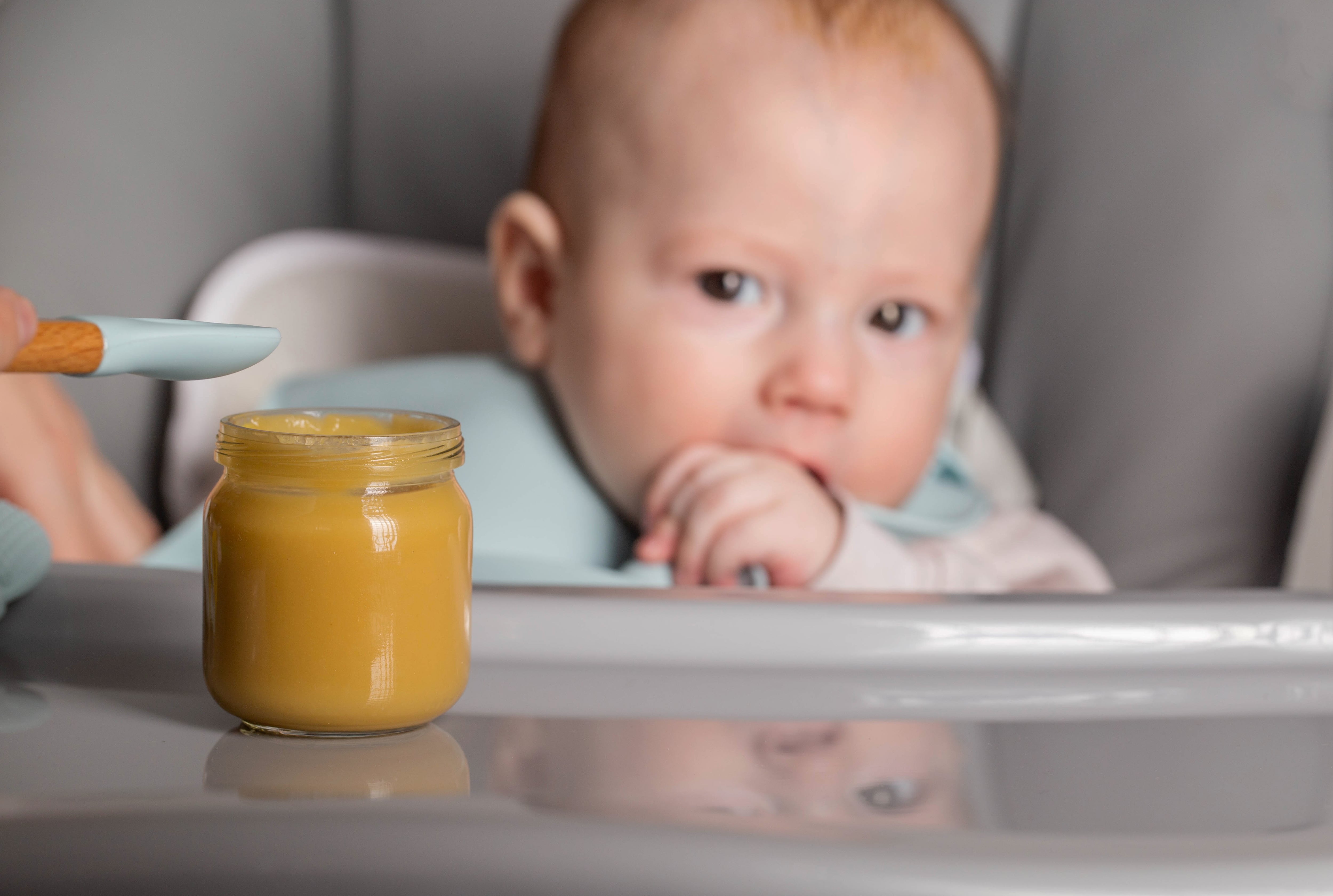 Foto de recurso de un bebé tomando un puré