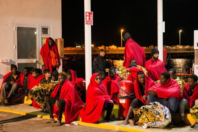 Algunos de los supervivientes, en el puerto de Melilla.