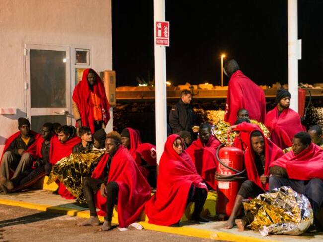 Algunos de los supervivientes, en el puerto de Melilla.