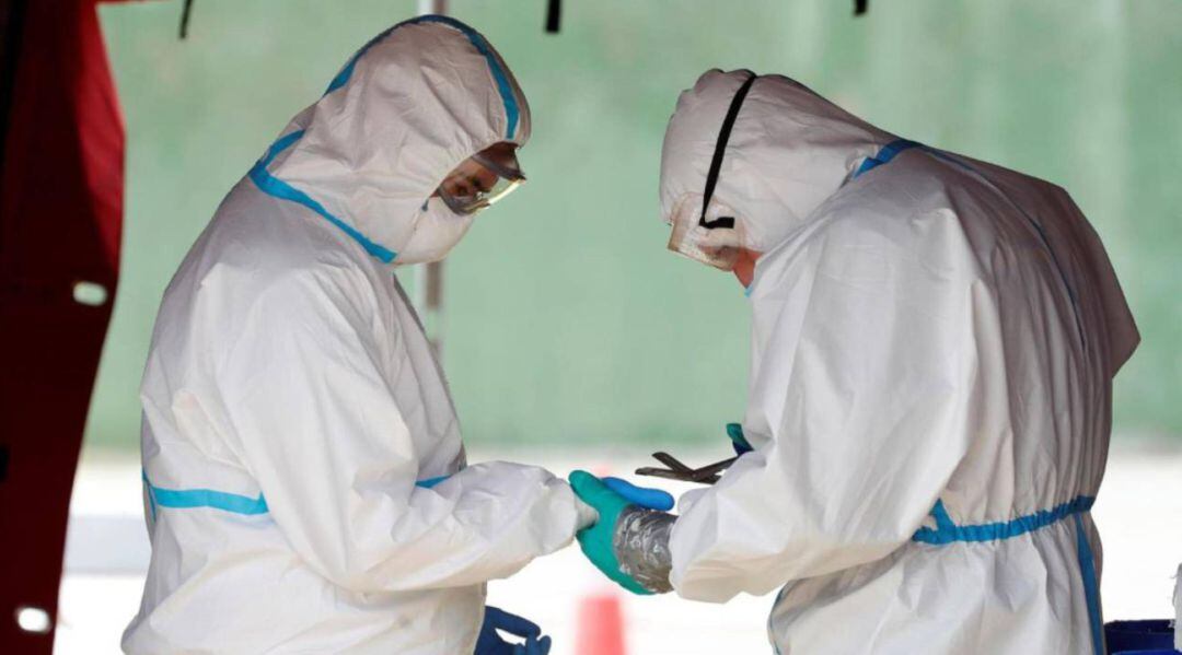 Bomberos participan en las labores de desinfección de Covid-19 en ambulancias y sanitarios.