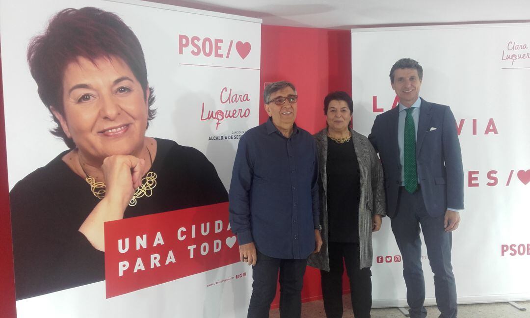 Clara Luquero, Andrés Torquemada - derecha - y Jesús Pascual en la sede del PSOE