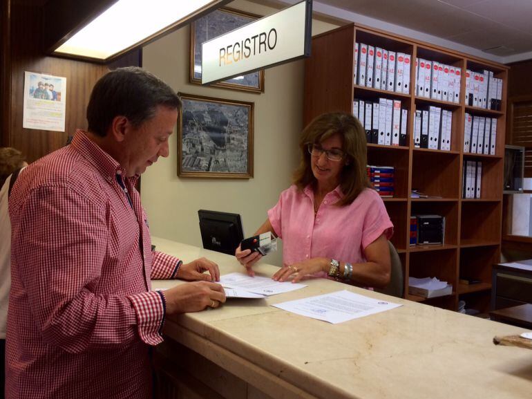 El concejal del PP Adolfo Sainz presenta en el Registro la queja ante el Procurador del Común de CyL.