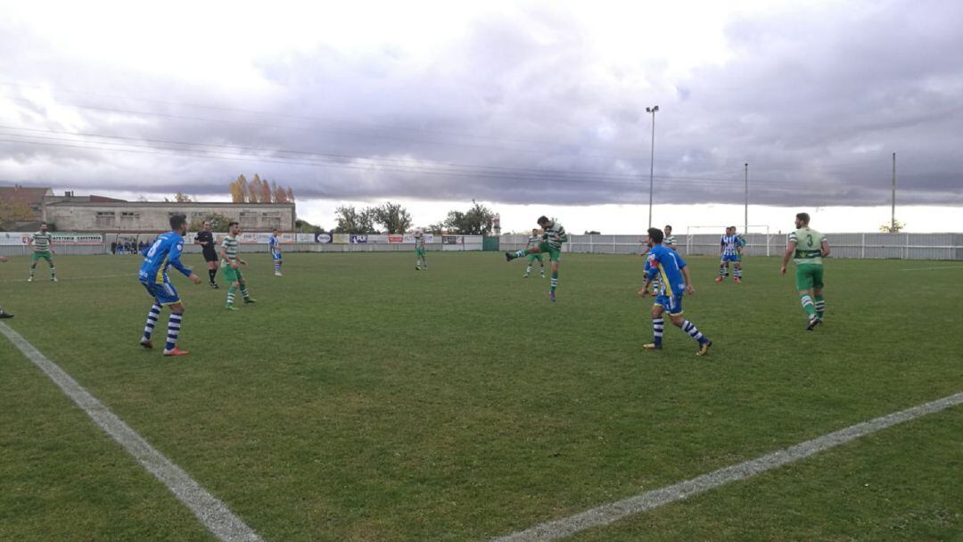 Del Olmo (i) y Ruba (d) observan el despeje de un rival leonés.