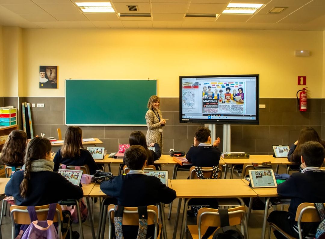 Alumnos del colegio Miraflores durante el transcurso de una clase