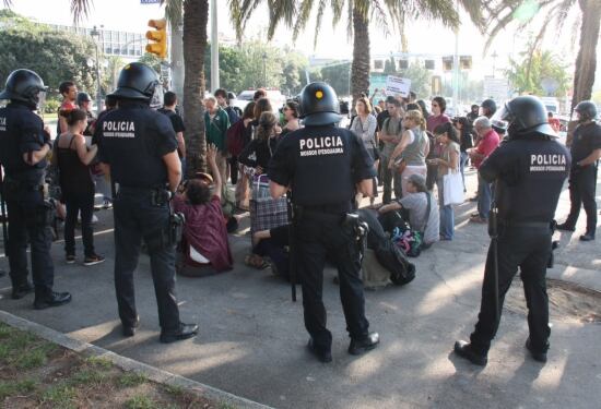 Una trentena d'indignats s'han concentrat a la Diagonal