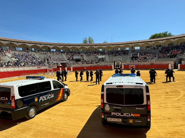 La Jefatura Superior de la Policía Nacional de la Región de Murcia exhibe sus unidades en la Plaza de Toros de Lorca