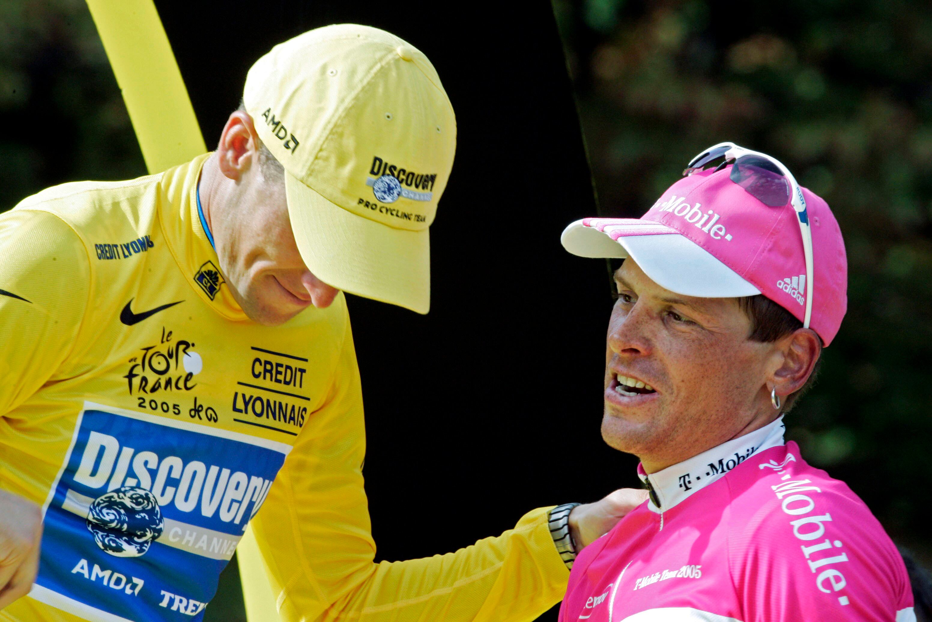 Jan Ullrich saluda a Lance Armstrong en el podio del Tour de Francia de 2005