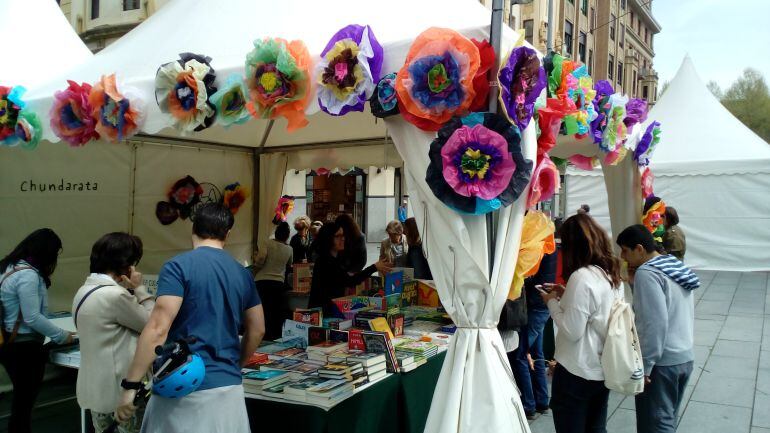 Flores, de verdad y de papel, para animar las ventas en este día del Libro en la  zona peatonal de Carlos III en Pamplona