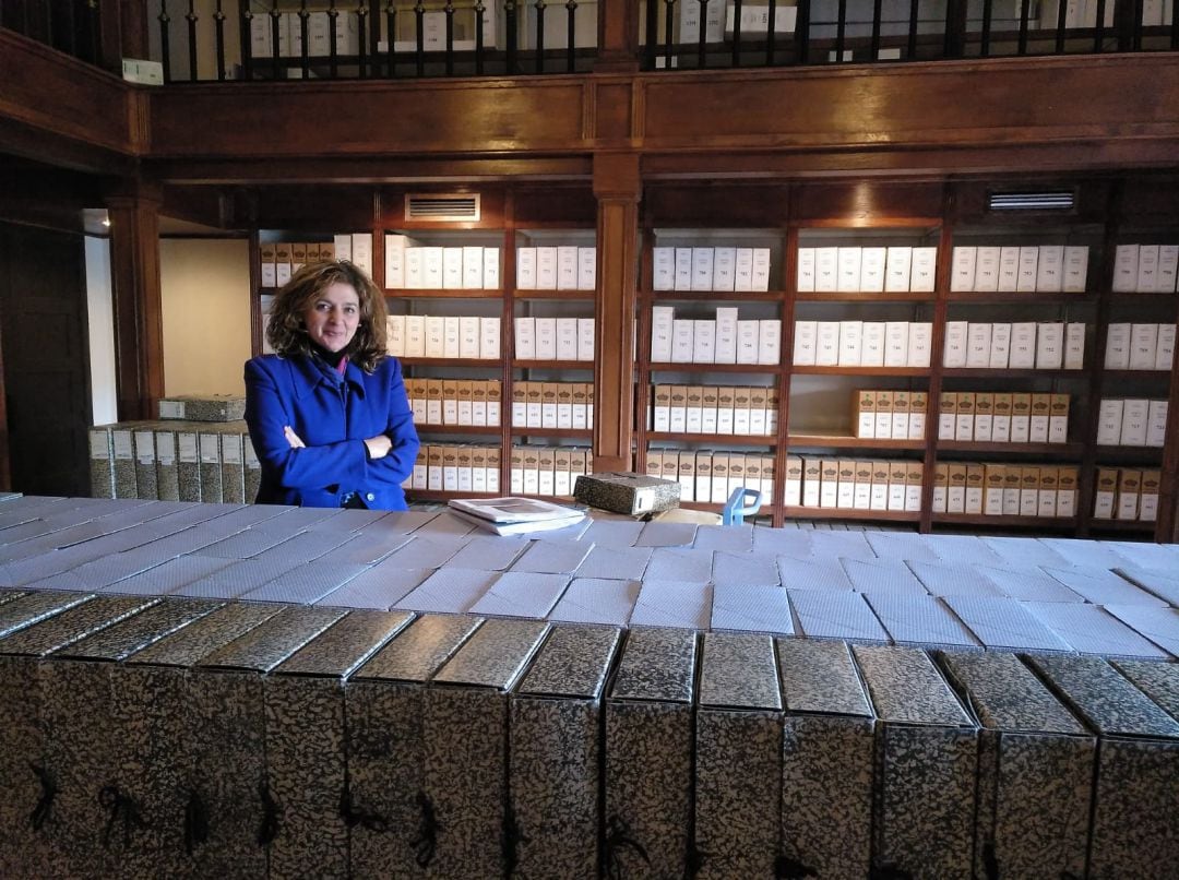 La directora del Archivo de la Nobleza Arantxa Lafuente junto al fondo de Aguilar de Campoo