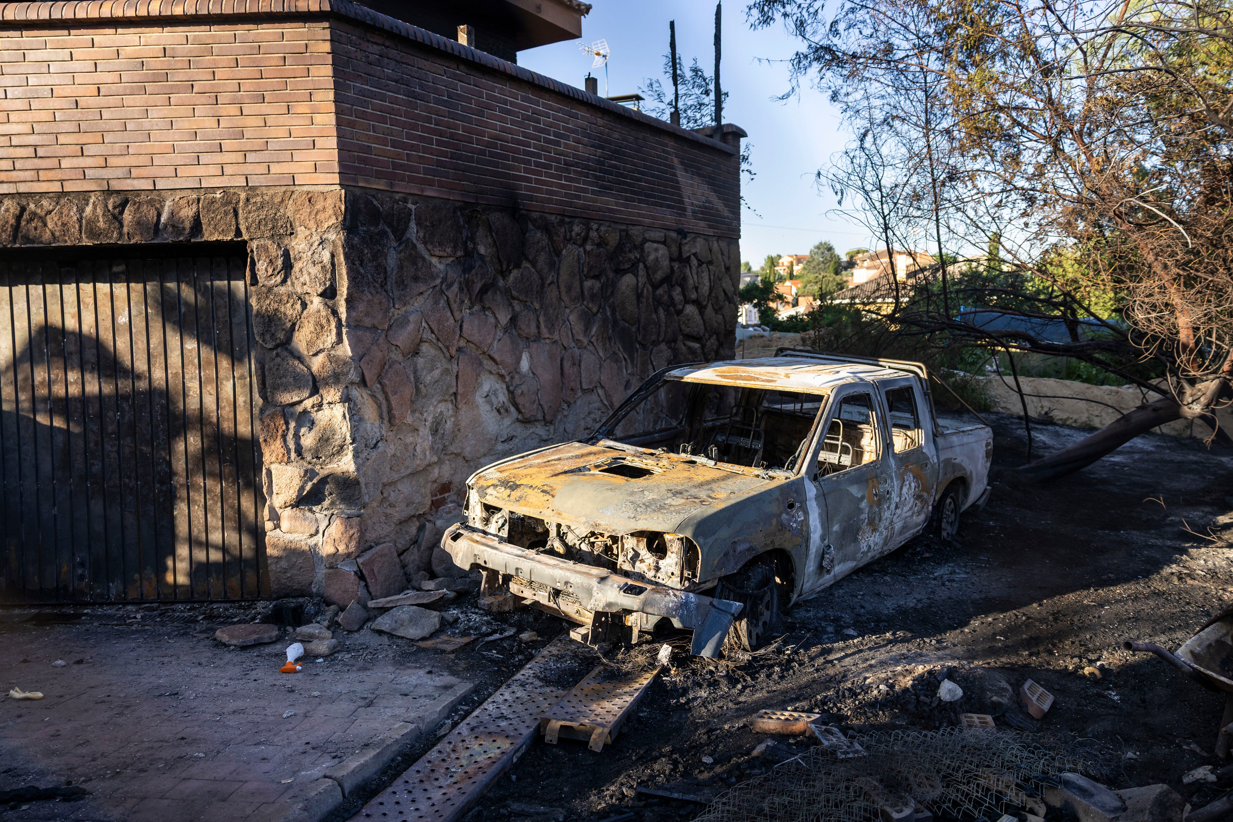MÉNTRIDA (TOLEDO), 18/07/2025.-Vista de una vivienda afectada por el incendio en la localidad toledana de Méntrida este viernes, que atraviesa horas de "calma tensa" a la espera de ver cómo evoluciona el incendio forestal declarado este jueves y que afecta a la provincia de Toledo y a la Comunidad de Madrid, que se encuentra ya perimetrado al 95 %.- EFE/Ángeles Visdómine
